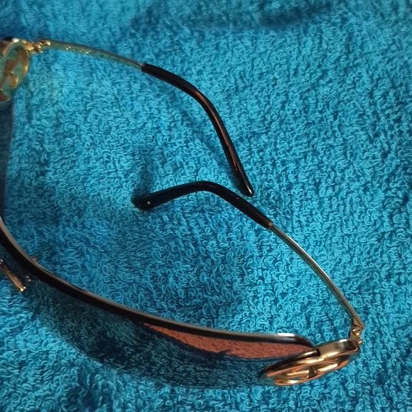 Gucci Black and Gold Sunglasses ! Free Case + Cloth - Picture 11 of 14